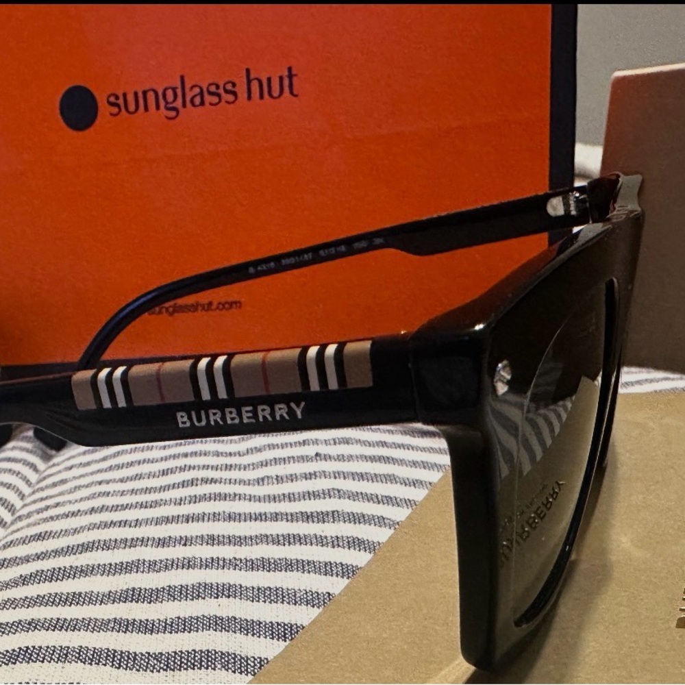 100% Original Burberry Black Rectangular Men’s Su… - image 5